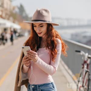 Jovem ao celular com eSIM da Trinity Travel